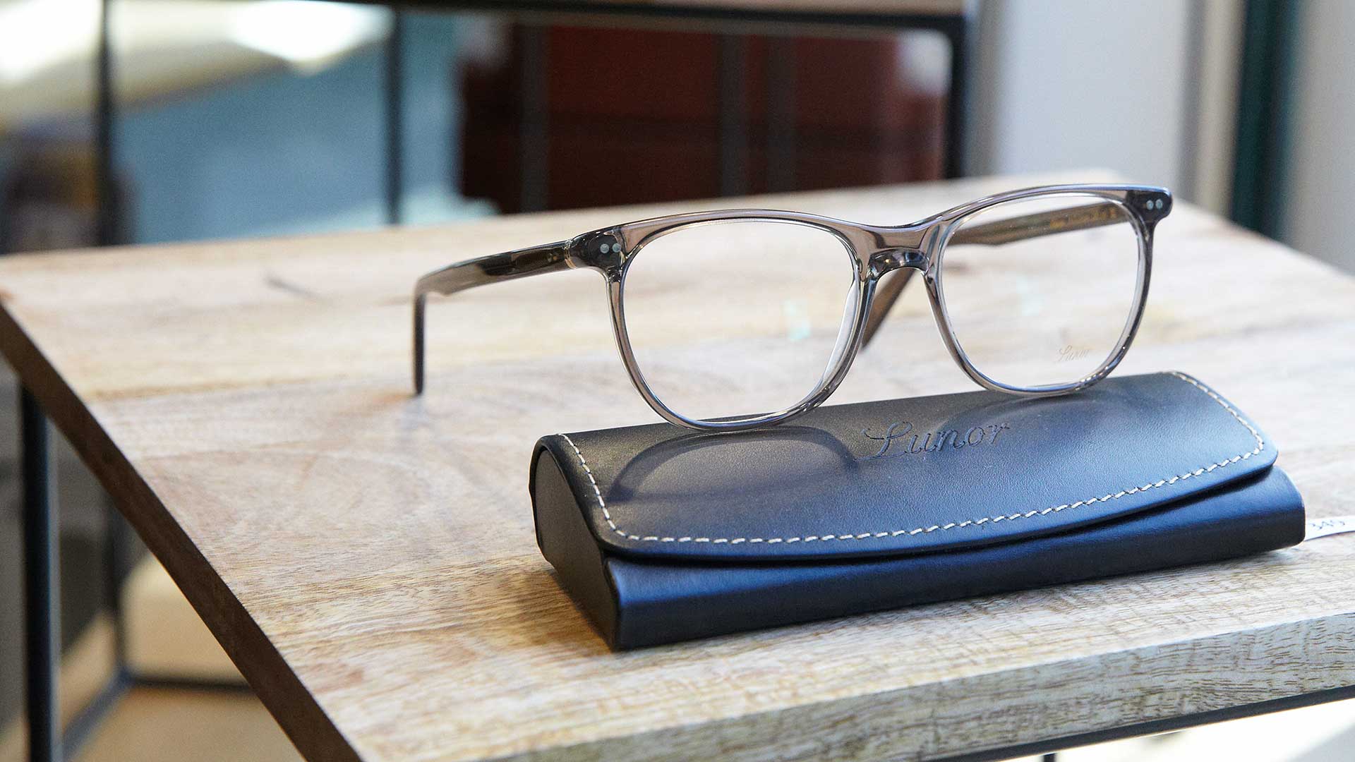 Foto Brille auf Tisch